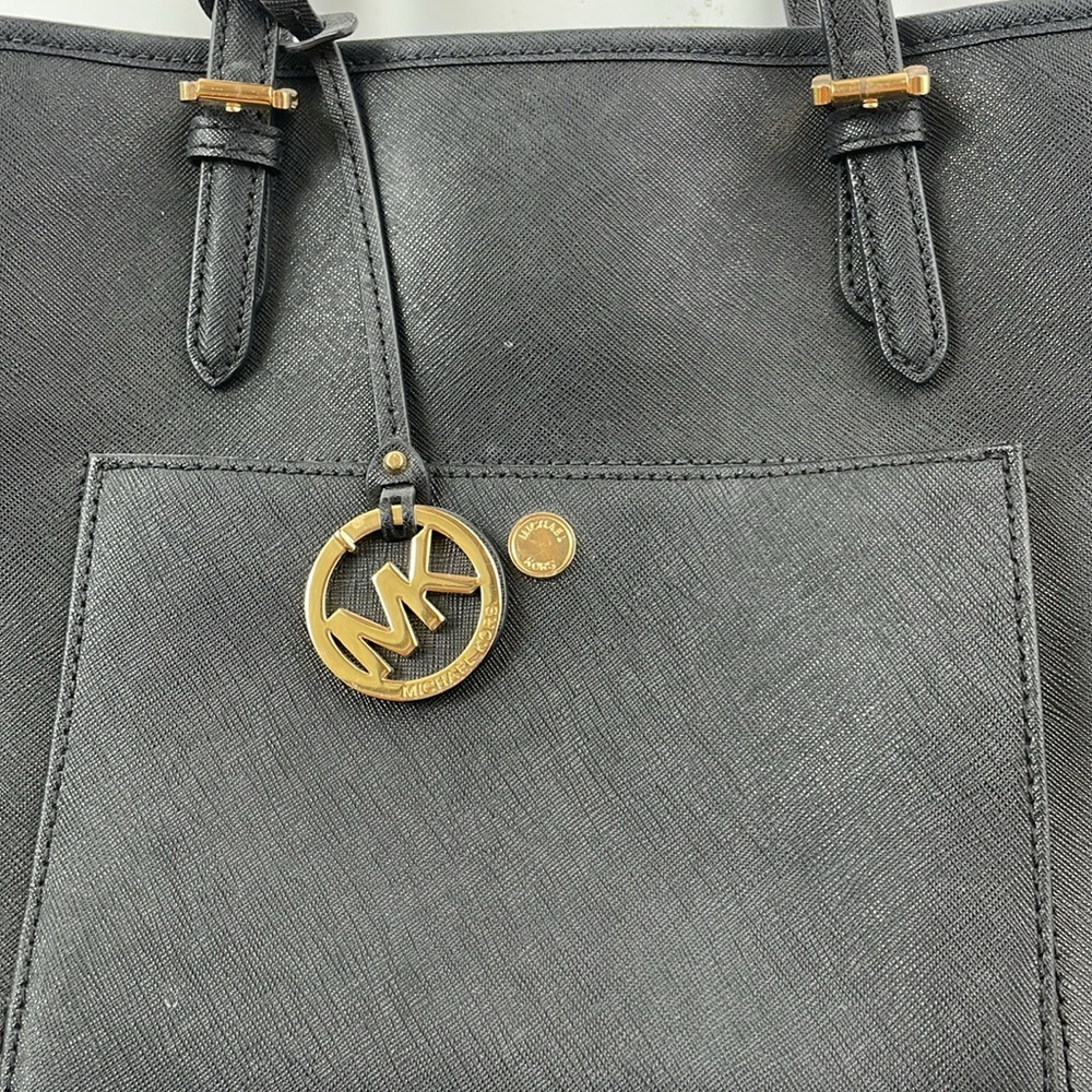 MICHAEL KORS Jet Set Item Medium Snap Pocket Tote, Black/gold - Picture 4 of 4